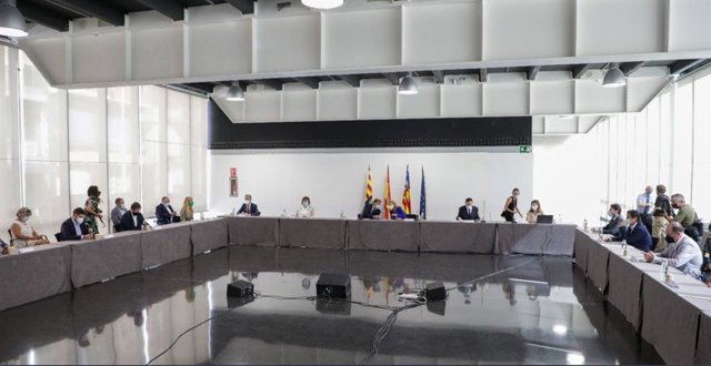 La ministra de Transportes, Raquel Sánchez, junto al president de la Generalitat, Ximo Puig, y alcaldes.