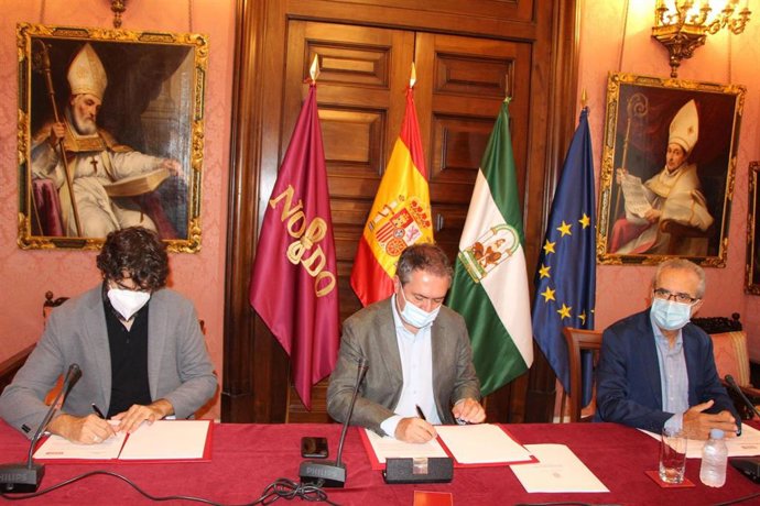 Caros Aristu, Juan Espadas y Juan Manuel Flores, durante la firma del convenio para impulsar la reducción de siniestralidad laboral