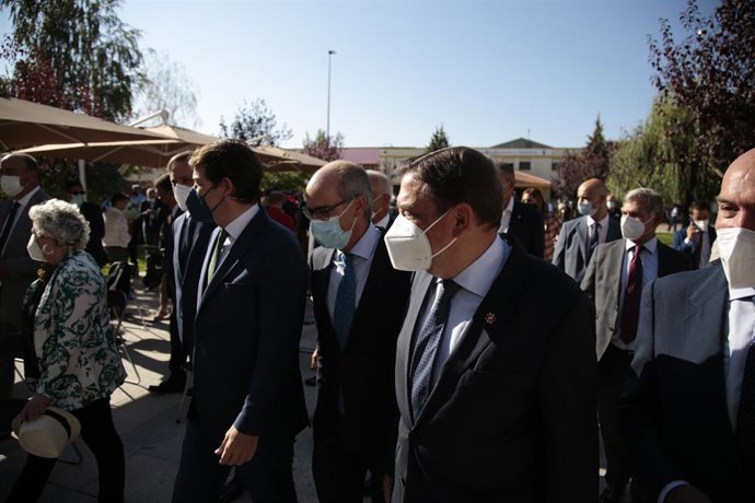 El presidente de la Diputación de Salamanca, Javier Iglesias (en el centro), junto al ministro de Agricultura, Luis Planas, en Salamaq.