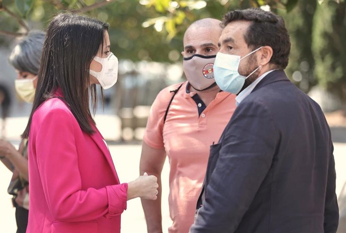 (I-D) La presidenta de Ciudadanos, Inés Arrimadas; el delegado de relaciones de la UMT, Óscar García y el diputado de Ciudadanos Miguel Gutiérrez