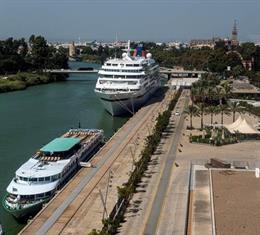 La Belle de Cadix atracada en el Muelle de la Delicias junto al crucero Europa.