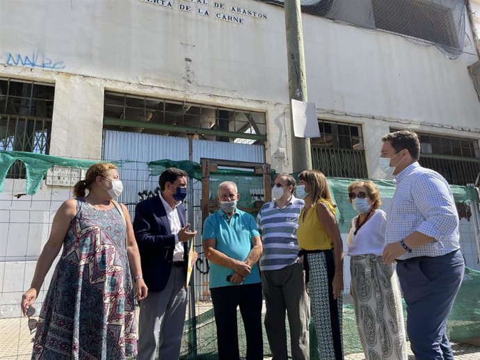 El portavoz del Grupo Popular del Ayuntamiento, Juan de la Rosa, junto al antiguo mercado de la Puerta Carne.