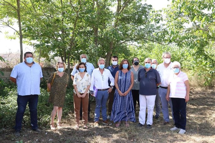 La presidenta del Govern, Francina Armengol, y la consellera de Asuntos Sociales y Deportes, Fina Santiago, visitan el solar en el que se construirá la nueva residencia para mayores dependientes de Sant Lloren.