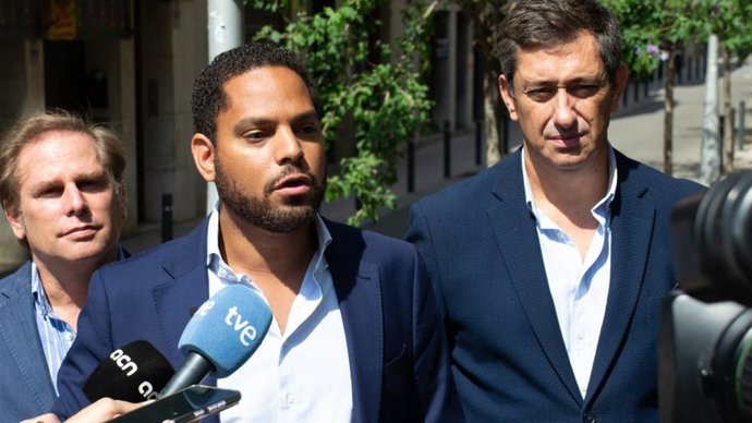 En el centro, el líder de Vox en Catalunya, Ignacio Garriga, durante unas declaraciones a los periodistas el 3 de septiembre de 2021 en Barcelona.