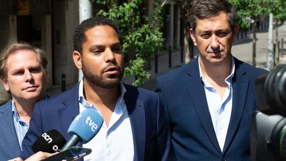 En el centro, el líder de Vox en Catalunya, Ignacio Garriga, durante unas declaraciones a los periodistas el 3 de septiembre de 2021 en Barcelona.