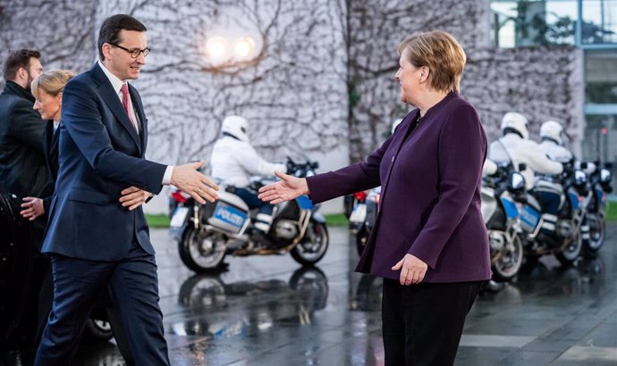 Archivo - La canciller de Alemania, Angela Merkel, y el primer ministro de Polonia, Mateusz Morawiecki, se saludan. 