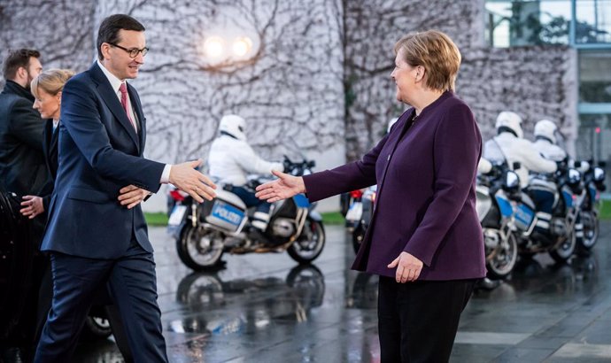 Archivo - 28 January 2020, Berlin: German Chancellor Angela Merkel (R) welcomes Polish Prime Minister Mateusz Morawiecki at the Federal Chancellery. Photo: Michael Kappeler/dpa