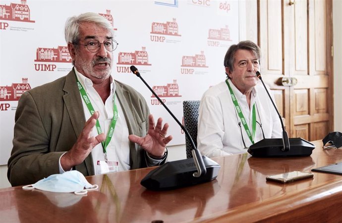 Aurelio Barricarte, Jefe de Sección de Enfermedades Transmisibles y Vacunaciones. Instituto de Salud Pública y Laboral de Navarra; y Raúl Ortiz de Lejarazu , en la rueda de prensa en la UIMP