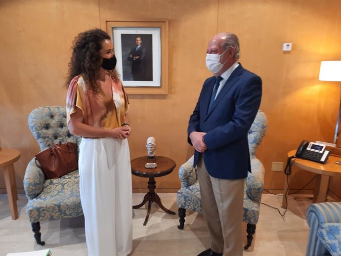 El presidente de la Diputación, Fernado Rodríguez Villalobos, y la responsable de Relaciones Externas de Mercadona, Marta Rosa.