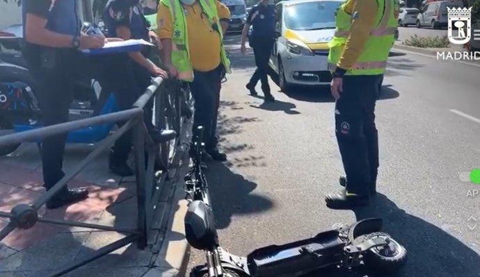 Herido un hombre y una chica que montaban un patinete eléctrico al chocar contra un autobús en Embajadores (Madrid)