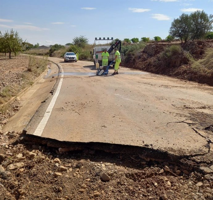 La DPZ trabaja en la limpieza y la reparación de 14 carreteras provinciales afectas por las fuertes lluvias.