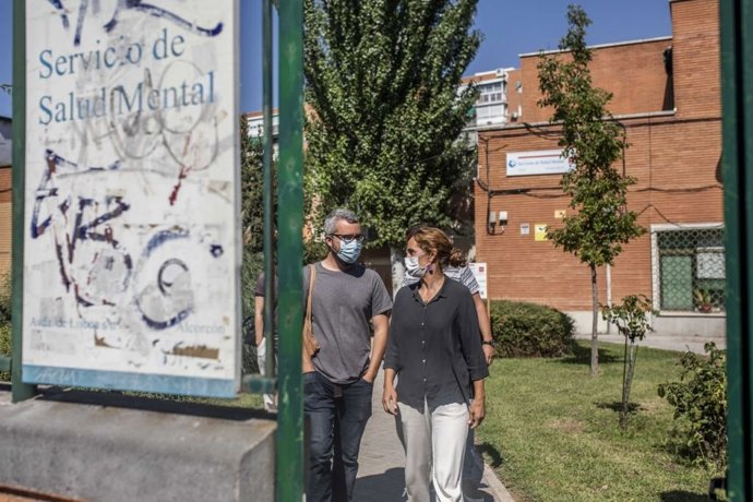 La portavoz de Más Madrid, Mónica García en su visita al Centro de Salud Mental de Alcorcón