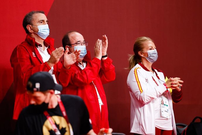 Miquel Iceta, ministro de Cultura y Deporte, junto a José Manuel Franco, presidente del CSD, en el Ariake Arena viendo el España-Estados Unidos de baloncesto en silla de los Juegos Paralímpicos de Tokio