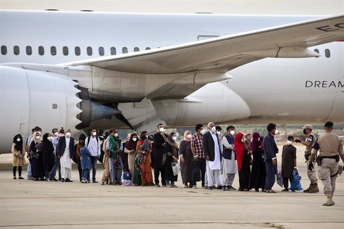 Varios refugiados afganos llegan a la base aérea de Torrejón de Ardoz a 24 de agosto de 2021, en Madrid (España).