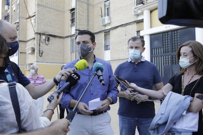 Archivo - El alcalde de Córdoba, José María Bellido, atiende a los medios de comunicación acompañado por el edil de Infraestructuras, David Dorado, en una imagen de archivo.