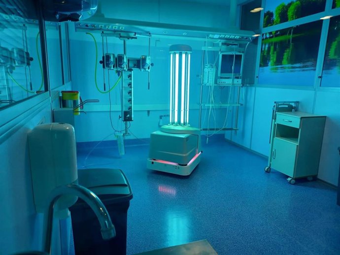 Agencia Sanitaria Costa del Sol cuenta con una plataforma robótica de desinfección rápida por emisión de luz ultravioleta.