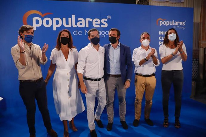 Acto de inicio del curso político del PP-A en Alhaurín el Grande (Málaga), con Juanma Moreno y Pablo Casado, tercero y cuarto por la izquierda.