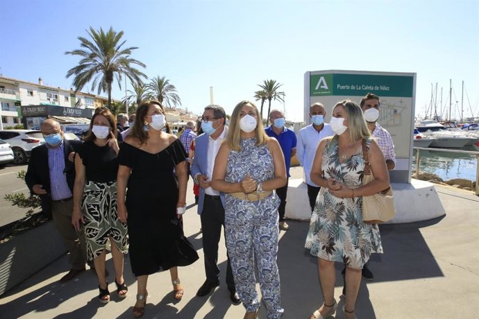 Visita de las consejeras de Fomento, Marifrán Carazo, y Agricultura, Carmen Crespo, al puerto de Caleta de Vélez