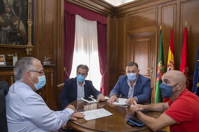 Enrique Maya se reúne con los responsables de Seguridad Ciudadana y el jefe de Policía Municipal