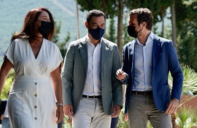 Juanma Moreno (c.) y Pablo Casado, este viernes en Málaga