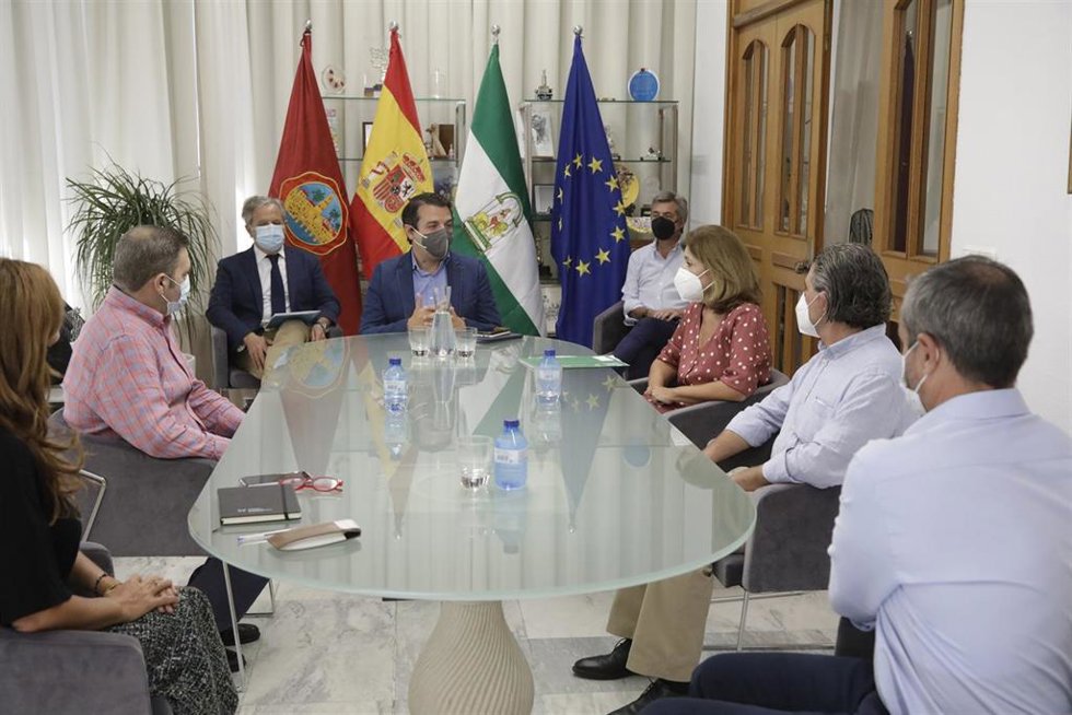 Bellido (centro), preside la reunión con Salud y las cofradías sobre la vuelta de las procesiones a la calle.