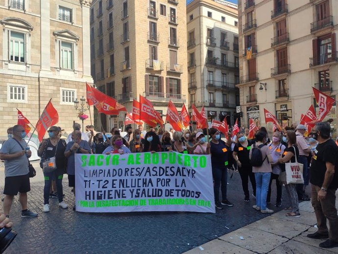 Uns 100 treballadors de neteja de l'Aeroport es concentren a la plaa Sant Jaume de Barcelona