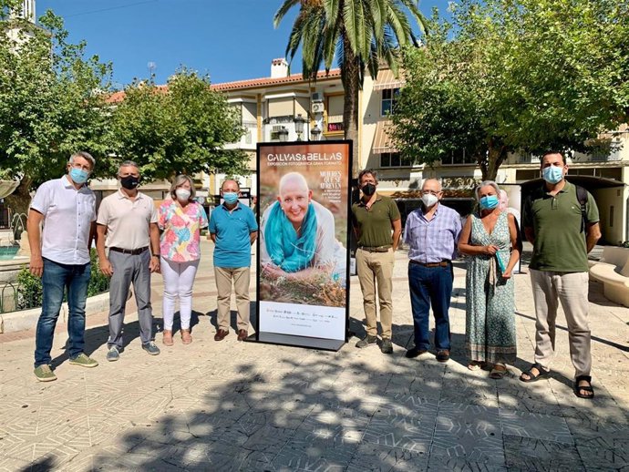 Doña Mencía inaugura la exposición 'Calvas y bellas'.