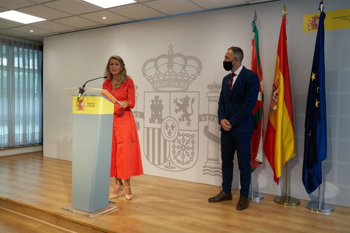 La vicepresidenta segunda y ministra de Trabajo y Economía Social, Yolanda Díaz, en una rueda de prensa en Vitoria