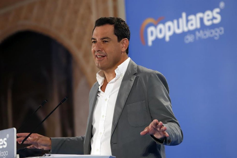 El presidente del PP, Pablo Casado; el presidente del PP-A, Juanma Moreno, y el presidente de los 'populares' malagueños, Elías Bendodo, intervienen en el acto de inicio de curso político del PP andaluz, junto a la alcaldesa, Toñi Ledesma