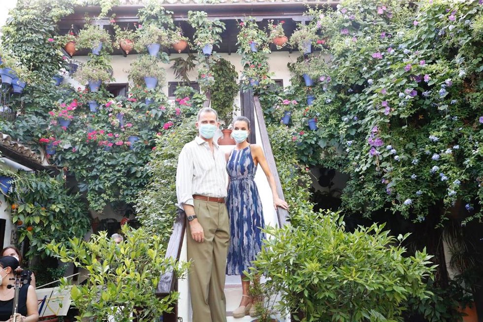 Archivo - Los Reyes de España, Felipe VI y Doña Letizia, en una visita a los patios de Córdoba el año pasado.