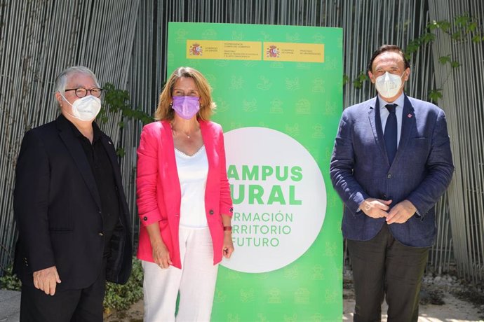 Archivo - El ministro de Universidades, Manuel Castells y el presidente de la Conferencia de Rectores de las Universidades Españolas (CRUE), José Carlos Gómez Villamandos, junto con la vicepresidenta Teresa Ribera en un acto el pasado mes de julio 