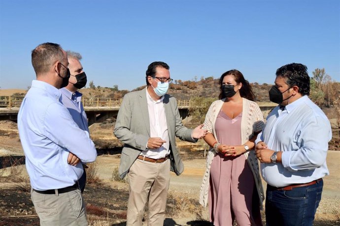 El presidente del Partido Popular de Huelva, Manuel Andrés, en su visita a la zona afectada por el incendio forestal de Villarrasa.