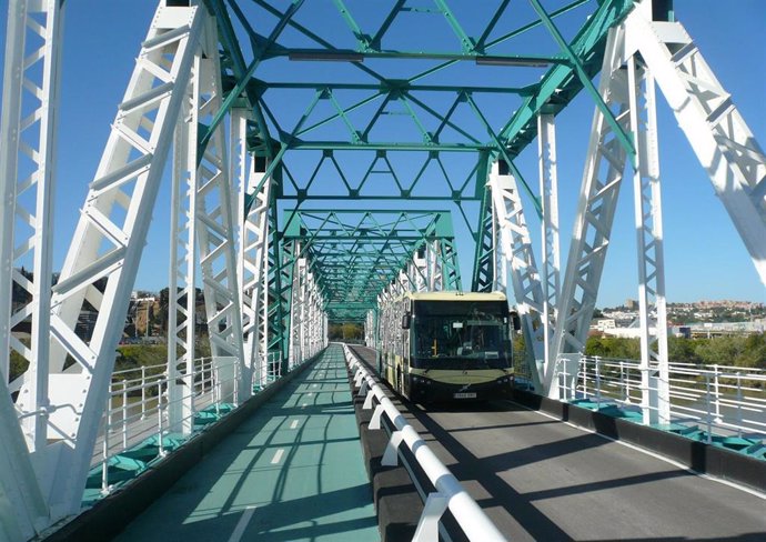 Archivo - Un autobús metropolitano cruza el puente metálico de San Juan de Aznalfarache