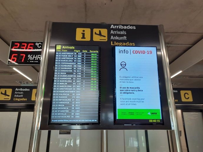 Archivo - Pantalla de vuelos de llegadas en el aeropuerto de Palma.