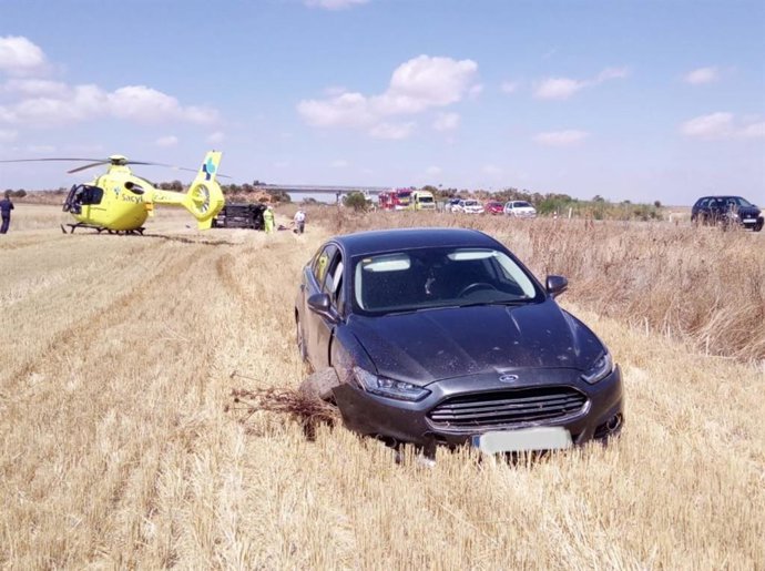 Salida de vía de dos turismos en Villardefrades (Valladolid).