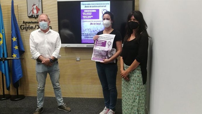 La portavoz de Podemos-Equo Xixón, Laura Tuero, y su homólogo en IU, Aurelio Martín, en rueda de prensa junto a la  portavoz de la asociación Libres y Combativas, en contra de la rebaja de pena al asesino de Paz Fernández Borrego