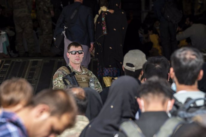 20 August 2021, Afghanistan, Kabul: A US Air Force soldier stands guard as evacuees are loaded onto a C-17 Globemaster III aircraft during the evacuation process at Hamid Karzai International Airport. Photo: Sra Taylor Crul/U.S. Air/Planet Pix via ZUMA 