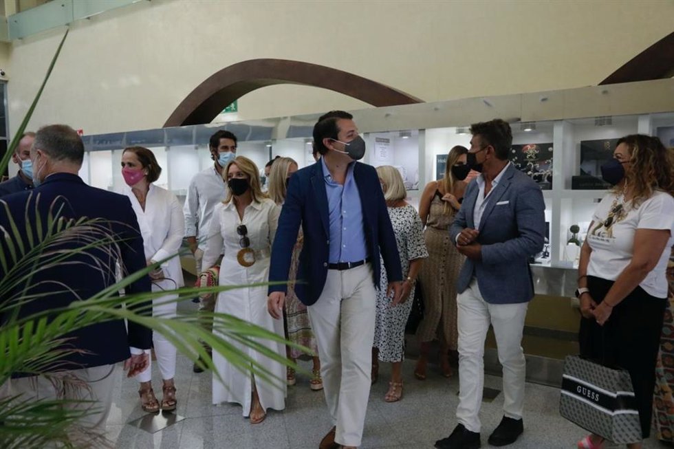 El alcalde de Córdoba (centro), en el encuentro con las empresas joyeras.