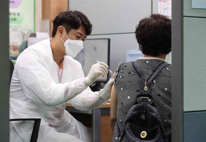 Archivo - Vacunación contra el coronavirus en Seúl.
