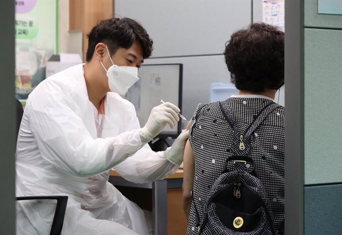 Archivo - 05 July 2021, South Korea, Seoul: A citizen gets vaccinated at an inoculation centre in Seoul, as the nation kicked off COVID-19 inoculations in the second half of the year. Photo: -/YNA/dpa