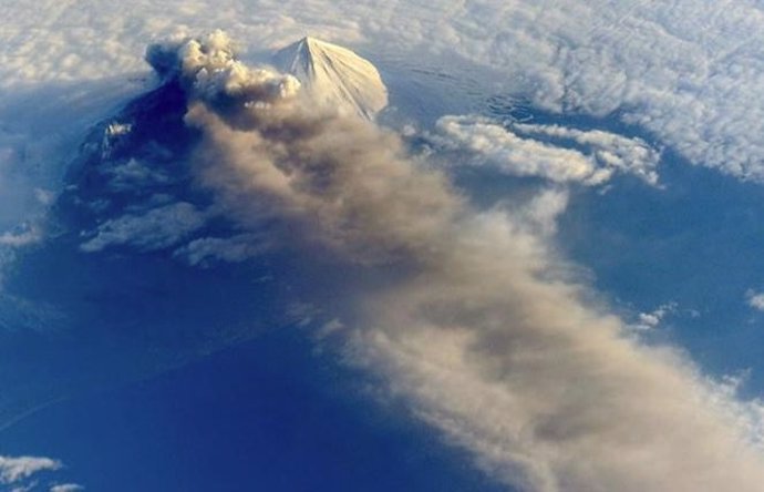 Archivo - Imagen aérea de un volcán