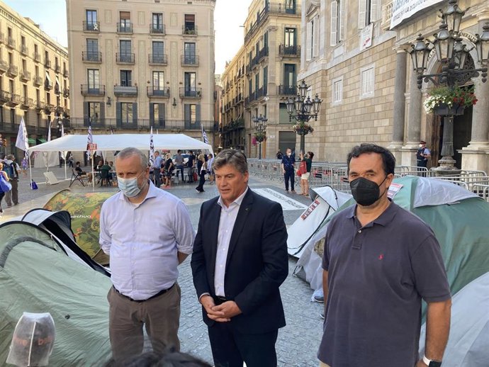 El presidente de Pimec, Antoni Cañete, en su visita a la acampada del ocio nocturno en plaza Sant Jaume de Barcelona.