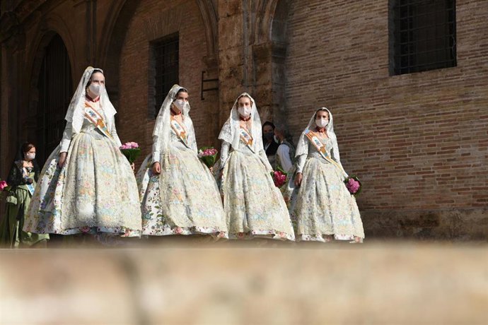 Falleras entran a la Plaza de la Virgen en las Fallas de septiembre