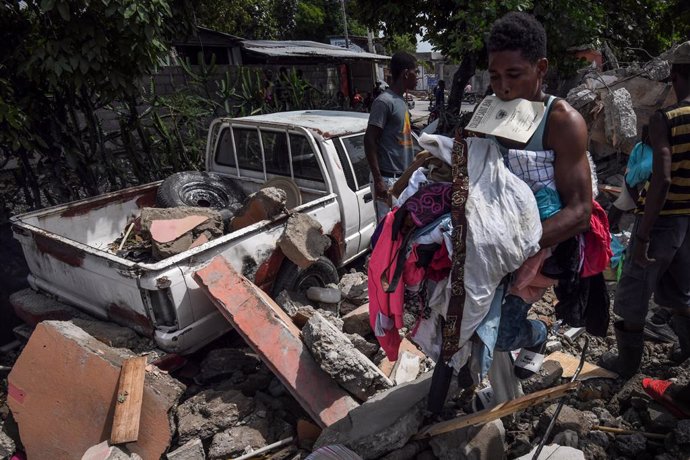 FILED - 19 August 2021, Haiti, Les Cayes: People search in the rubble of a damaged house after a massive earthquake in Les Cayes, Haiti. Photo: Carol Guzy/ZUMA Press Wire/dpa