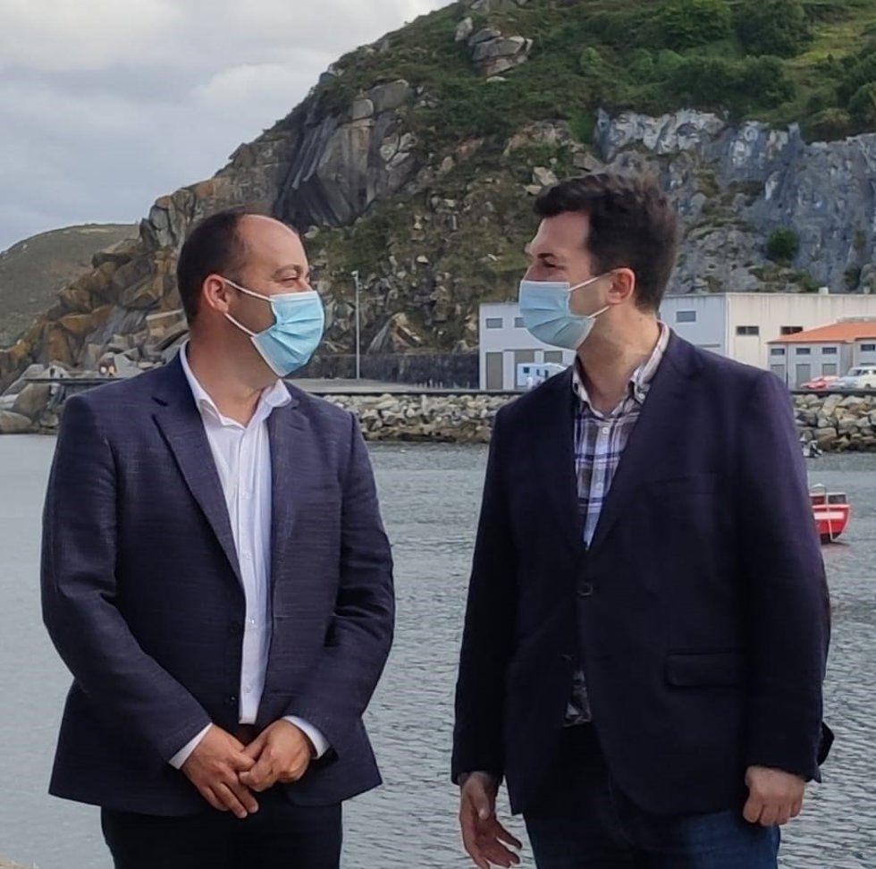 El exalcalde de Malpica (A Coruña), Walter Pardo, y el secretario xeral del PSdeG, Gonzalo Caballero.
