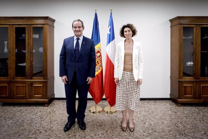 Los ministros de exteriores chileno y andorrana, Andrés Allamand y Maria Ubach.