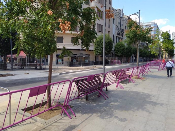 Tramo de la calle María de Molina en el que aún se debe rematar las obras de peatonalización.