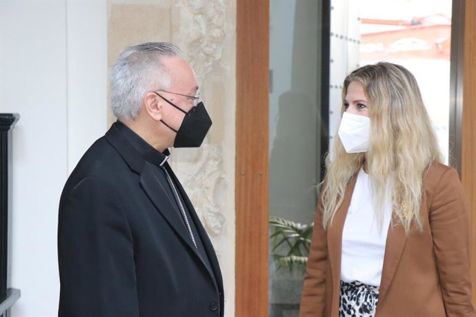 Ana Mestre con el nuevo obispo de Jerez