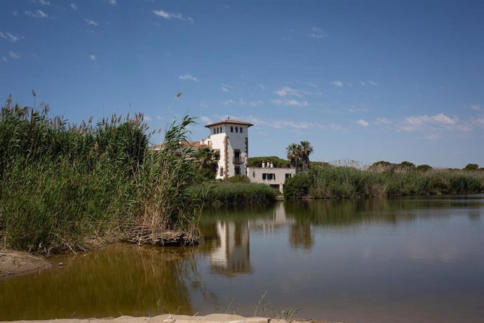 Archivo - El estanque de La Ricarda, junto a una de las casas que la familia Bertrand, en el espacio protegido natural de La Ricarda, a 9 de junio de 2021, en El Prat de Llobregat, Barcelona, Cataluña (España). La Ricarda es un espacio protegido de 800 