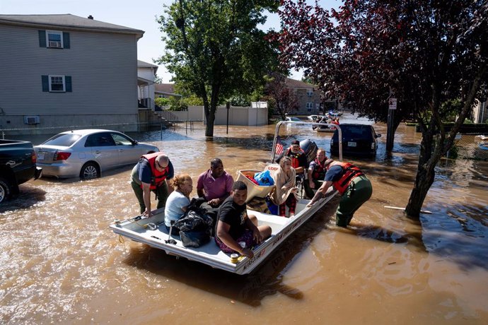 02 September 2021, US, Lodi: Members of the New Jersey Fire Department perform water rescues of trapped residents following torrential rains from the remannts of Hurricane Ida in Lodi. Photo: Michael Candelori/ZUMA Press Wire/dpa